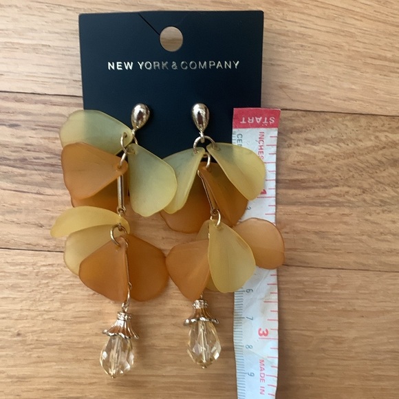 NWT Yellow Petal Shaped Glass and Bead Dangle Earrings - Picture 5 of 5